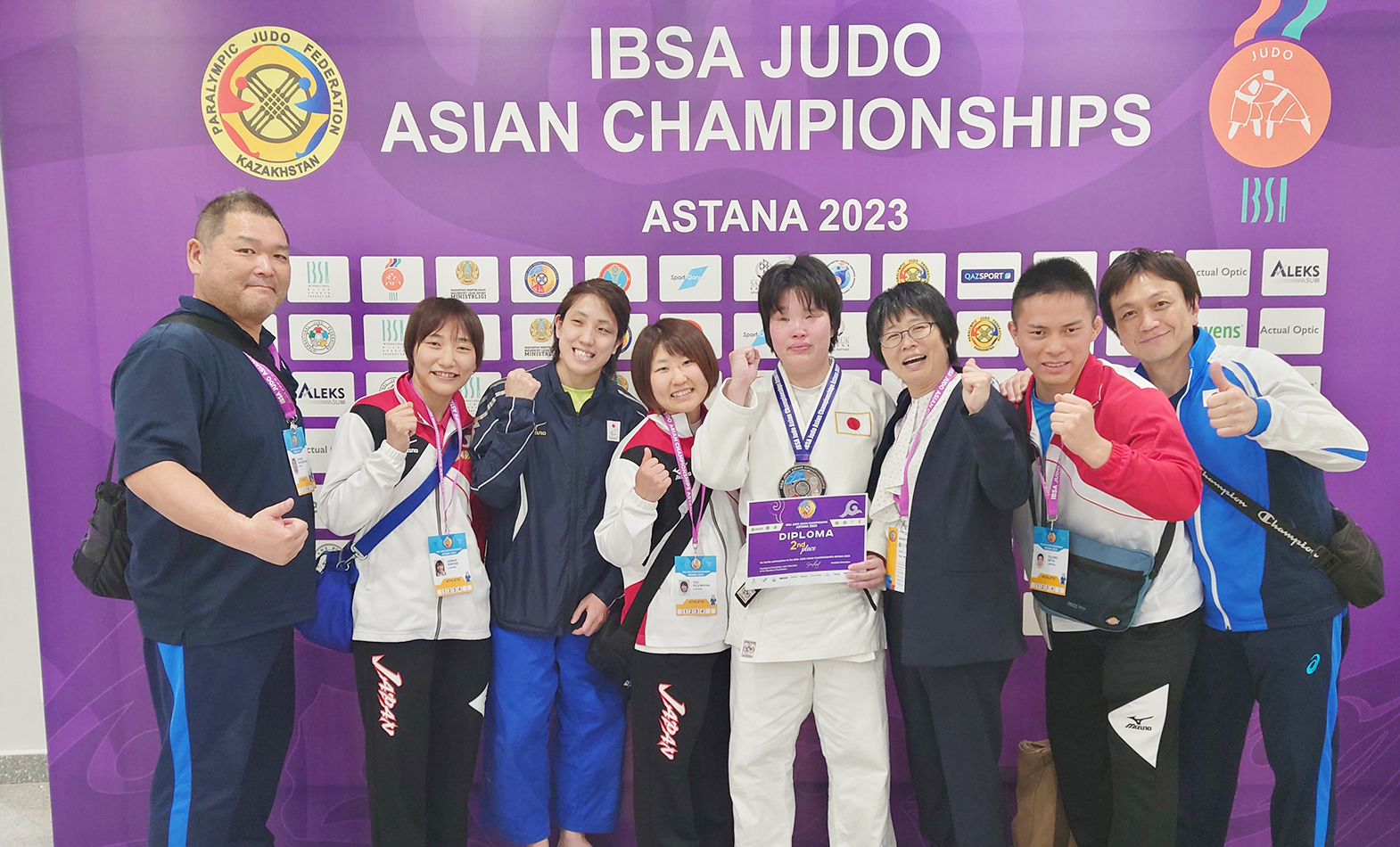 国際大会(2023年)の日本代表選手達が表彰式を終えて喜んでいる様子