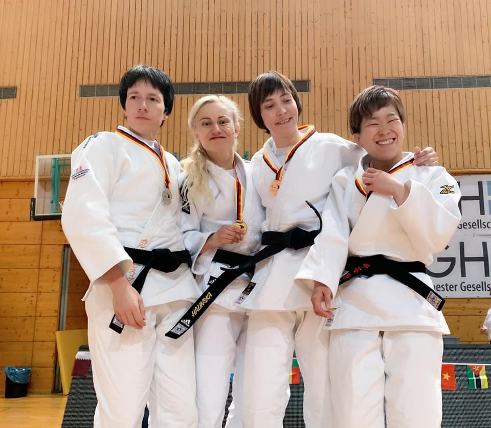 メダルを獲得した表彰式後の日本代表チーム半谷静香選手の笑顔の様子。選手になる道ページへ。