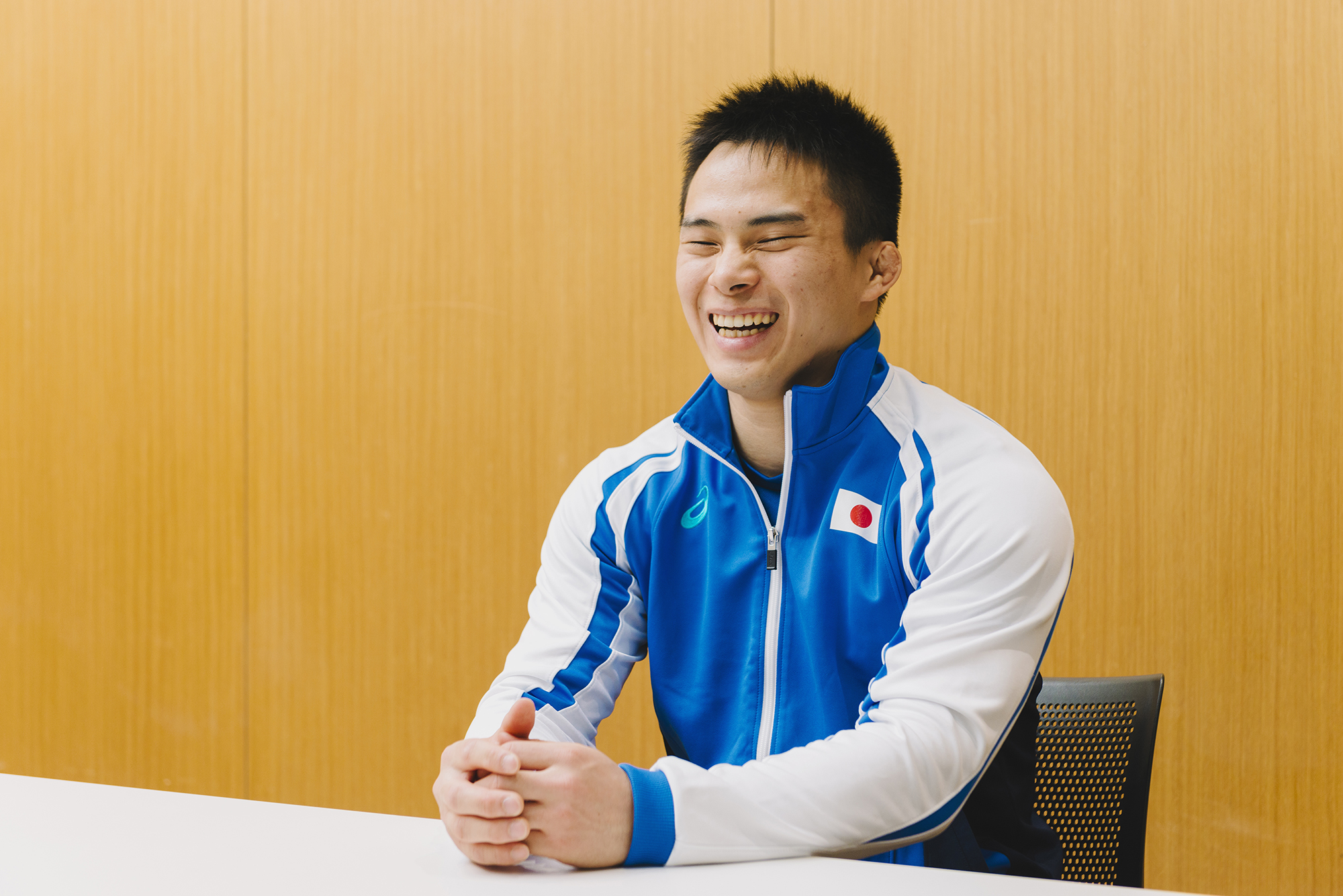 瀬戸勇次郎選手のインタビューを終えて談笑している様子