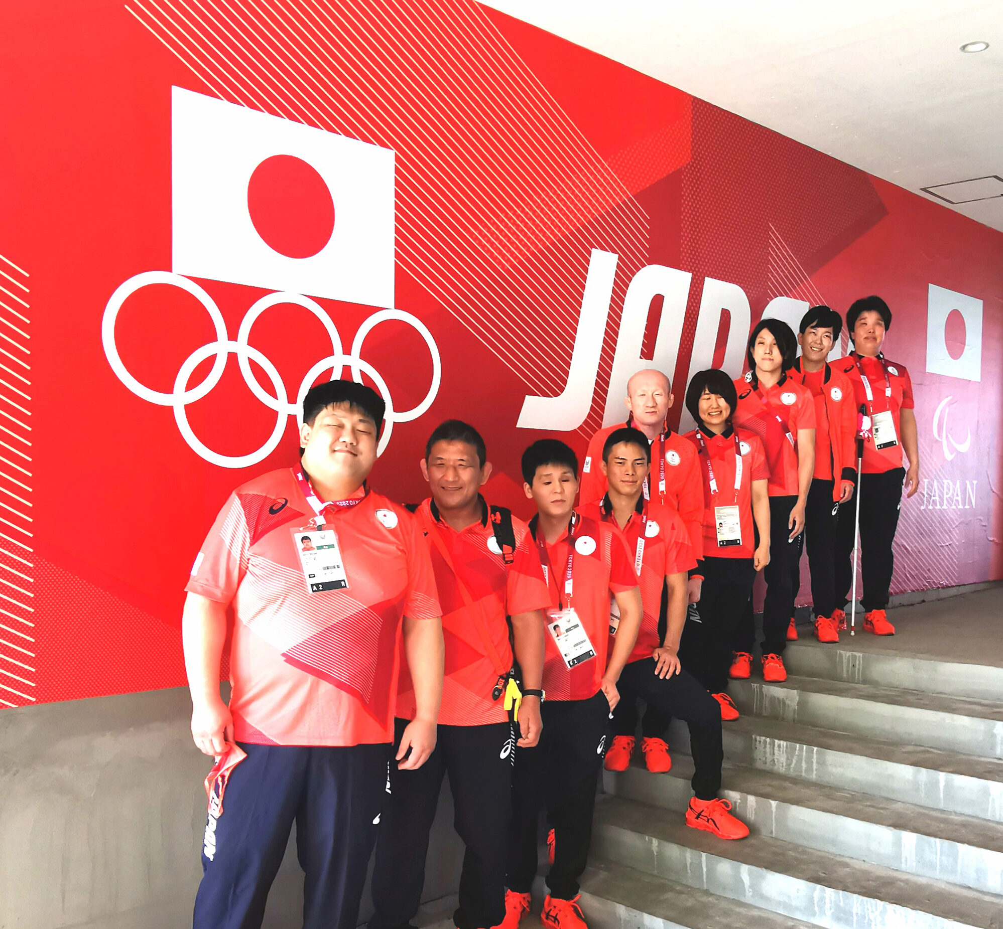 パラリンピック東京大会の日本代表選手が笑顔で並んでいる様子
